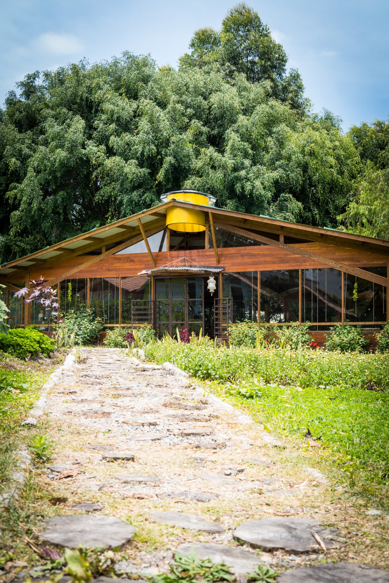 Sendero entre jardines hacia la huerta del Parque de la Salud