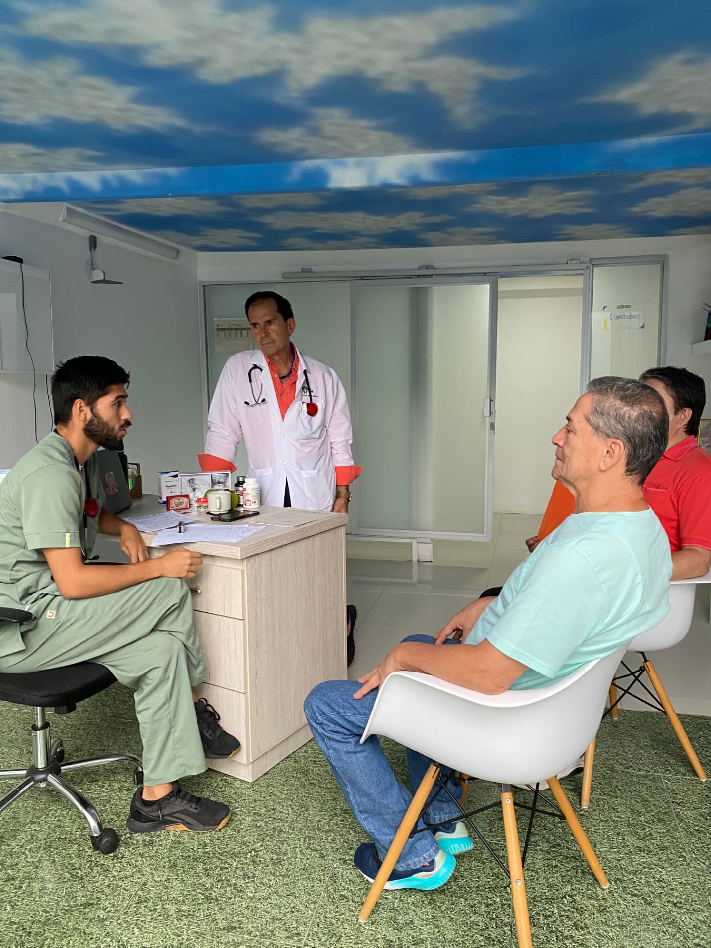 Equipo médico durante una consulta integrativa personalizada