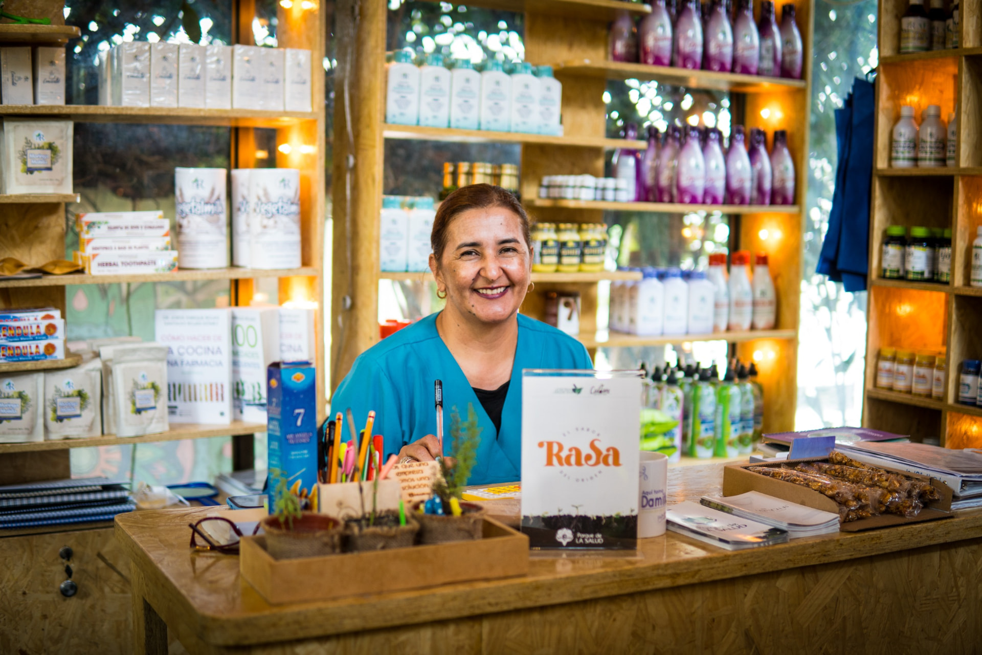 Tienda de productos naturales Doctor Rojas con su equipo