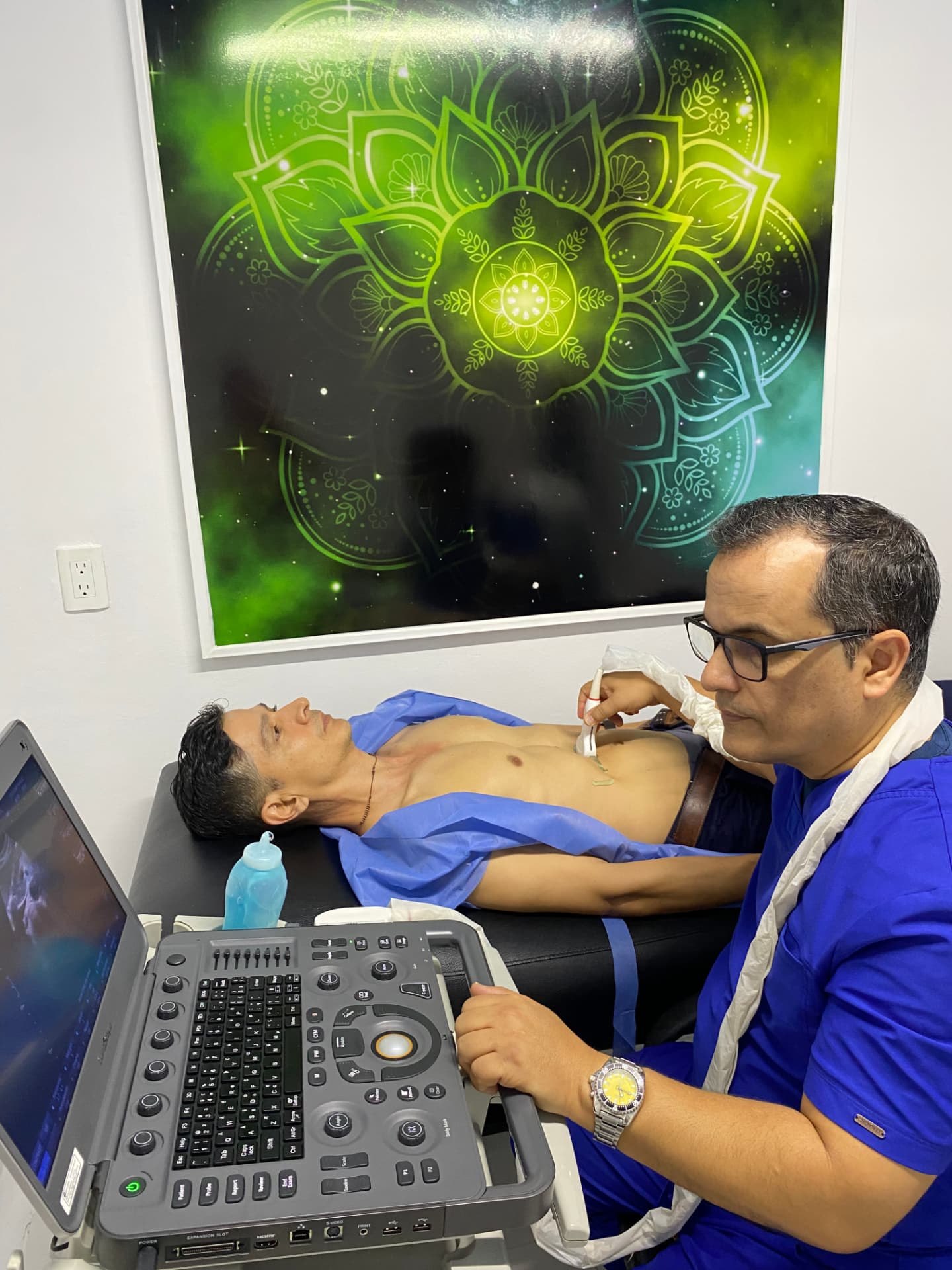 Evaluación médica con equipo de diagnóstico