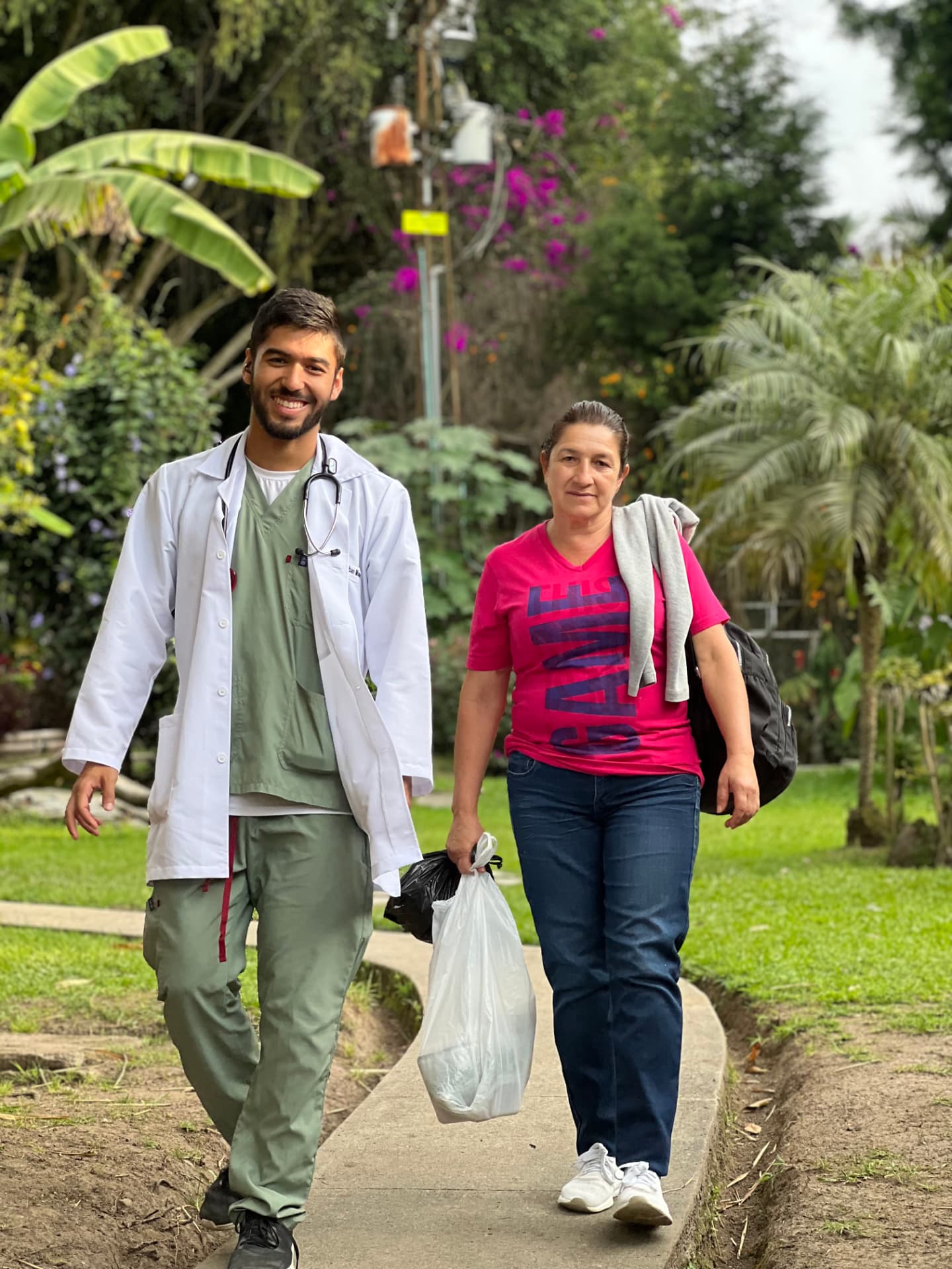 Médico caminando junto a una participante