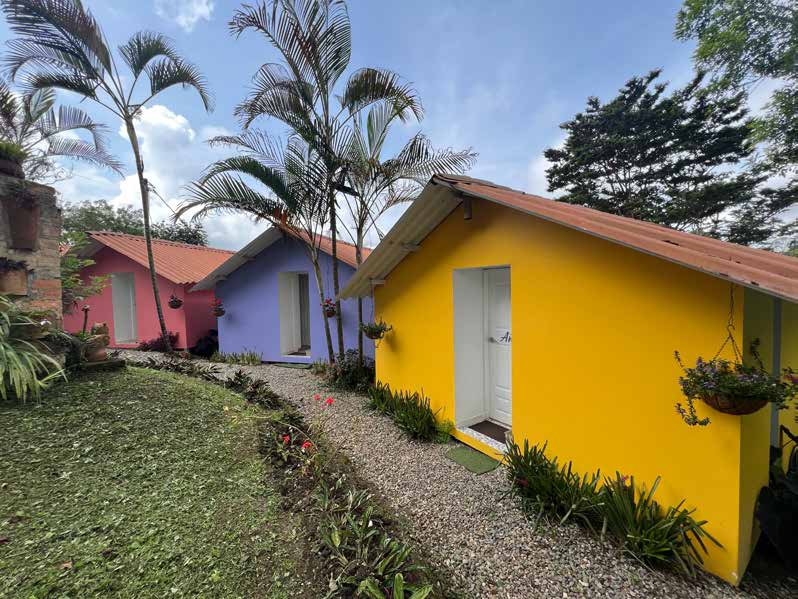 Cabañas de colores del Parque de la Salud en Anolaima